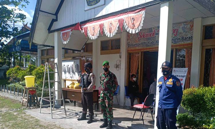 Personel pengamanan Polsek Arsel rutin melaksanakan patroli kantor KPU pasca-Pilkada.