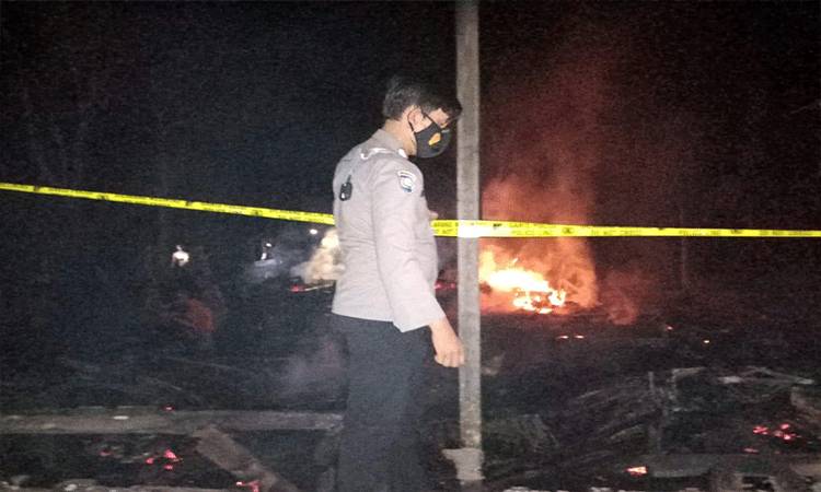 Polisi saat melakukan pemasangan polis line, di lokasi kebakaran rumah Desa Basirih Hulu.