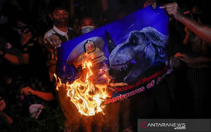 Warga Myanmar yang tinggal di Thailand membakar foto kepala tentara Myanmar Min Aung Hlaing saat mereka memprotes kup militer di luar kedubes Myanmar di Bangkok, Thailand, Kamis (4/2/2021). (foto : ANTARA FOTO/REUTERS/Jorge Silva/WSJ/cfo)