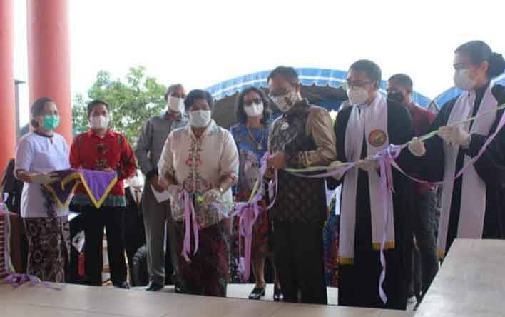 Bupati Katingan, Sakariyas memotong pita tanda diresmikannya penggunaan Gereja Janeasi GKE Tumbang Manggu, Minggu, 21 Maret 2021.