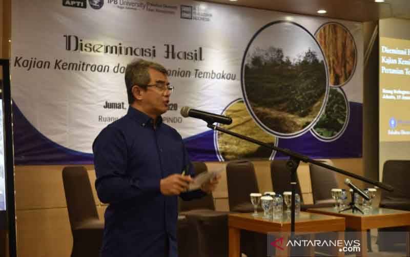 Direktur eksekutif Asosiasi Pengusaha Indonesia (Apindo) Danang Girindrawardana memberi pemaparan dalam Diseminasi Hasil Kajian Kemitraan dalam Pertanian Tembakau di Jakarta, Jumat (17/1/2020). (foto : ANTARA/Subagyo)