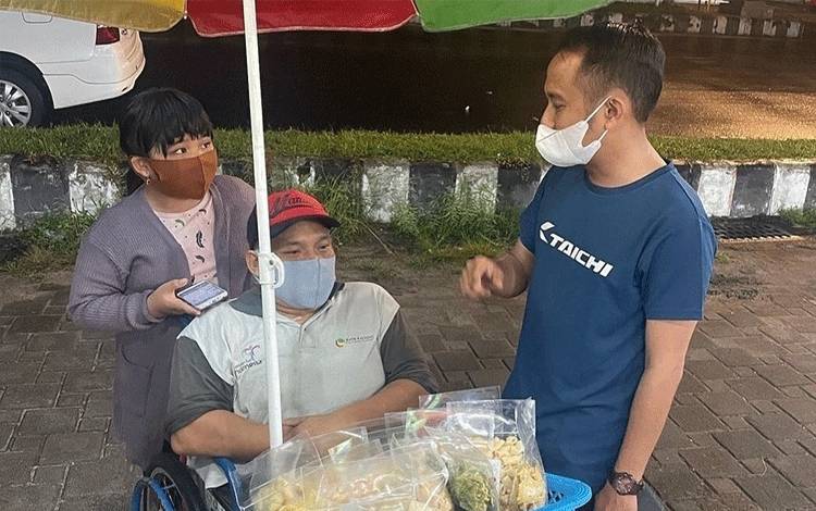 Wali Kota Palangka Raya Fairid Naparin menyambangi pedagang asongan di taman Tunggal Sangomang