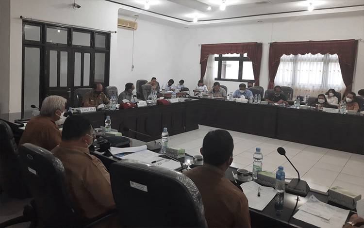  Suasana rapat pembahasan 2 raperda di ruang rapat DPRD Kabupaten Gumas, Senin 21 Maret 2021.