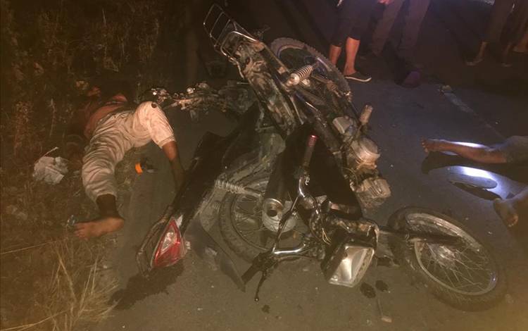 Kecelakaan lalulintas antara sepeda motor di Jalan Pembangunan Desa Hampalit, Katingan, Minggu malam, 21 Maret 2021.