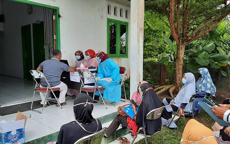 Jamaah calon haji Kotawaringin Barat saat menunggu vaksinasi dosis pertama di Puskesmas Palingkau, Senin, 22 Maret 2021.