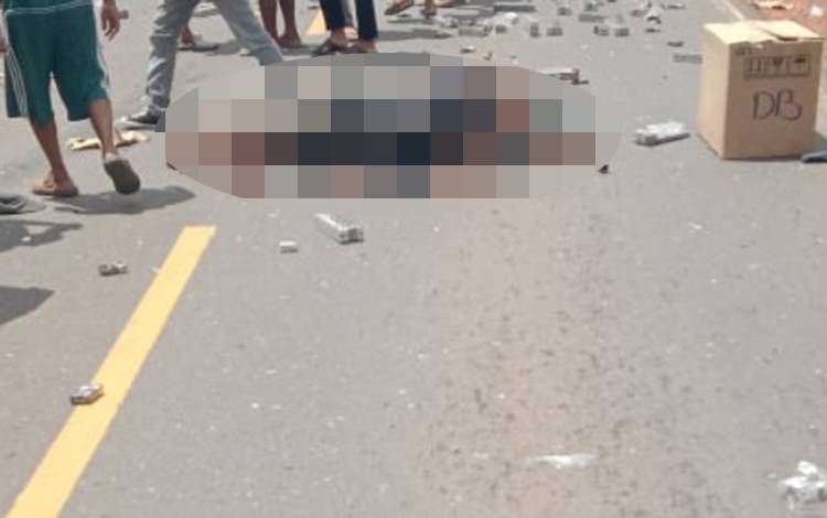 Dua orang warga terkapar setelah mengalami kecelakaan lalu lintas di di Jalan Tjilik Riwut, beberapa waktu lalu.