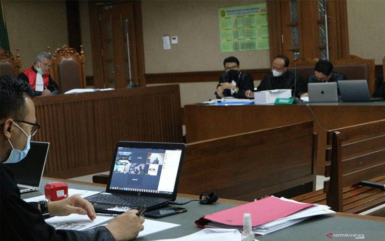 Suasana sidang saat mantan Menteri Sosial Juliari P. Batubara memberikan kesaksian melalui "video conference" di Pengadilan Tindak Pidana Korupsi (Tipikor) Jakarta, Senin (22-3-2021). ANTARA/Desca Lidya Natalia