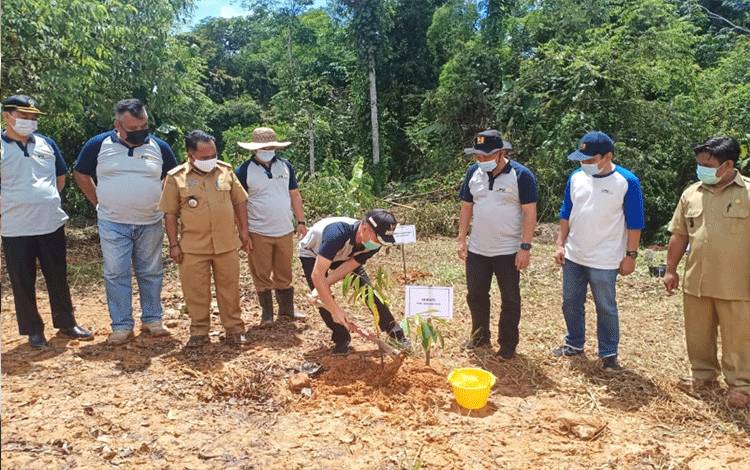 Bupati Gumas, Jaya S Monong menanam pohon di Embung Rahuyan, Kecamatan Rungan Hulu, dalam rangka Hari Air Dunia (HAD), Senin 22 Maret 2021.
