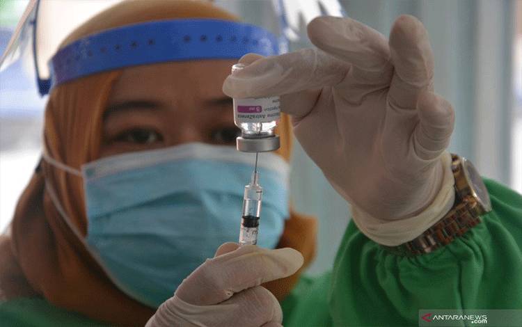 Vaksinator mempersiapkan vaksin COVID-19 Astrazeneca sebelum diberikan kepada warg, di Kecamatan Kota Jombang, Kabupaten Jombang, Jawa Timur, Senin (22/3/2021). ANTARA FOTO/Syaiful Arif/hp.