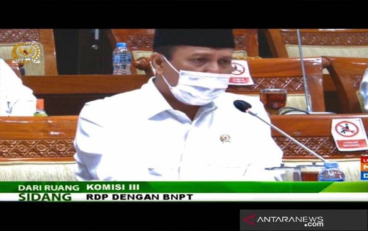 Kepala BNPT, Komisaris Jenderal Pol Boy Rafli Amar, memberi paparan pada rapat dengar pendapat bersama Komisi III DPR, di Jakarta, Senin (22/3/2021). ANTARA/Genta T Mawangi