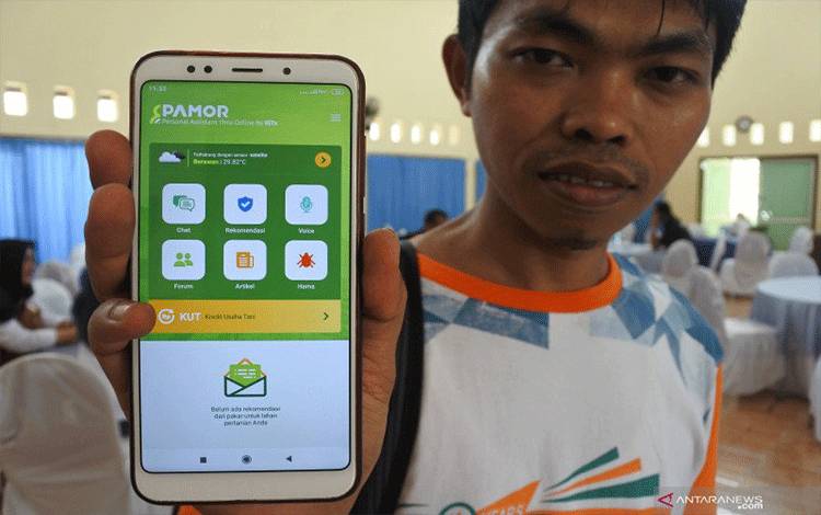 Dokumentasi petani memperlihatkan telepon seluler yang berisi aplikasi Pertanian Modern 4.0 teknologi RiTx Soil & Weather Sensor (sensor tanah dan cuaca) di Besuki, Situbondo, Jawa Timur, Rabu (13/11/2019). ANTARA FOTO/Seno