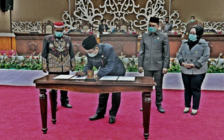 Ketua DPRD Kalteng, Wiyatno saat menandatangani surat persetujuan bersama pembahasan 4 raperda dalam Rapat Paripurna DPRD ke-7 masa sidang 1 tahun 2021, Selasa, 23 Maret 2021.