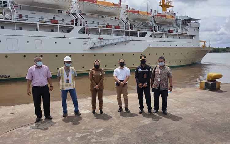 Wakil Bupati Seruyan Iswanti melihat pelayaran PT Pelni di Pelabuhan Sampit, Selasa, 23 Maret 2021