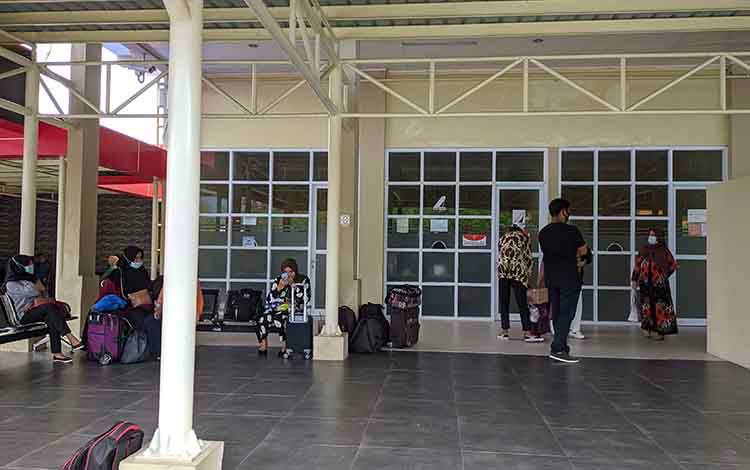 Sejumlah calon penumpang di Bandara H Asan Sampit menunggu keberangkatan di depan loket penukaran tiket Nam Air terminal tunggu