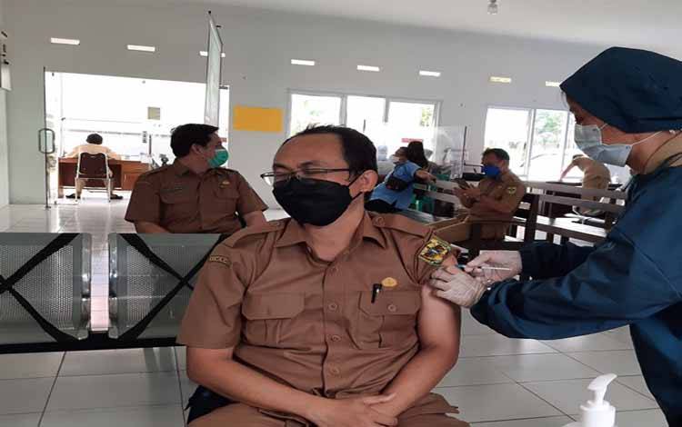 Salah seorang pegawai Pemkab Gumas saat menjalani vaksinasi Covid-19 di Puskesmas Tampang Tumbang Anjir, Selasa 23 Maret 2021