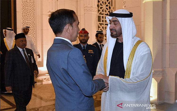 Presiden Jokowi disambut Putra Mahkota UEA Mohamed Bin Zayed di Istana Qasr Al Watan Abu Dhabi pada kunjungan kenegaraan di Uni Emirat Arab, Minggu (12/1/2020). ANTARA/HO- Biro Pers Istana/aa. (Handout Biro Pers Istana)