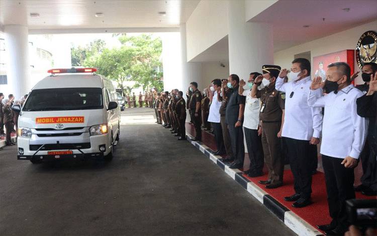 Jaksa Agung RI Burhanuddin memimpin upacara penghormatan terhadap jenazah mantan Jaksa Agung ke-22 Basrief Arief yang wafat diusia 74 tahun karena sakit, Selasa (23/3/2021) (ANTARA/HO-Kapuspenum Kejaksaan Agung)