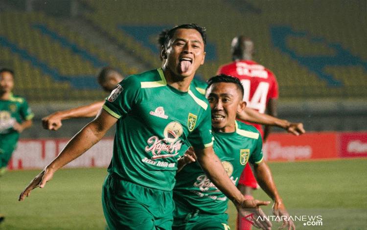 Penyerang Persebaya Samsul Arif melakukan selebrasi usai mencetak gol penalti ke gawang Persik Kediri. (ANTARA/HO-Official Persebaya Surabaya)