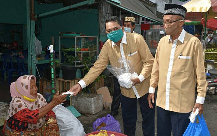 Pengurus FKUB Kapuas saat membagikan masker kepada pedagang di kawasan pasar Kota Kuala Kapuas.