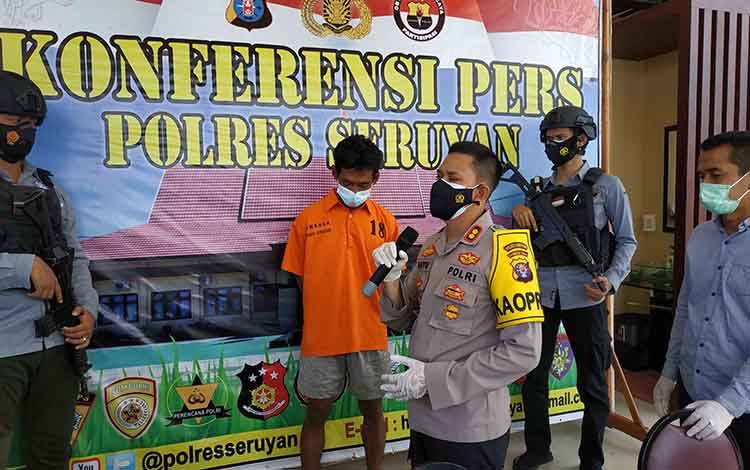 Kapolres Seruyan AKBP Bayu Wicaksono saat memberikan keterangan pers terkait kasus persetubuhan tindak pidana persetubuhan terhadap anak di bawah umur, Rabu, 24 Maret 2021.