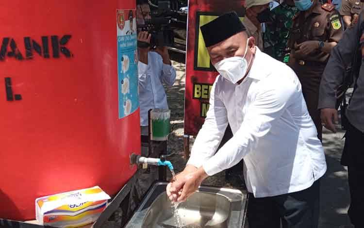 Gubernur Kalteng, Sugianto Sabran mencuci tangan usai menghadiri peresmian Posko PPKM Mikro se Kalteng yang dipusatkan di Kabupaten Kotawaringin Barat (Kobar), Rabu, 24 Maret 2021.