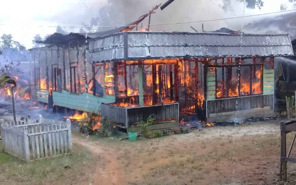 Kebakaran yang menghanguskan 2 rumah warga di Desa Samba Danum, Kecamatan Katingan Tengah, Kabupaten Katingan, Rabu siang, 24 Maret 2021.