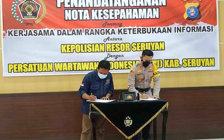 Ketua PWI Seruyan, M Yadi dan Kapolres Seruyan AKBP Bayu Wicaksono saat penandatanganan nota kesepahaman keterbukaan informasi, Rabu, 24 Maret 2021.