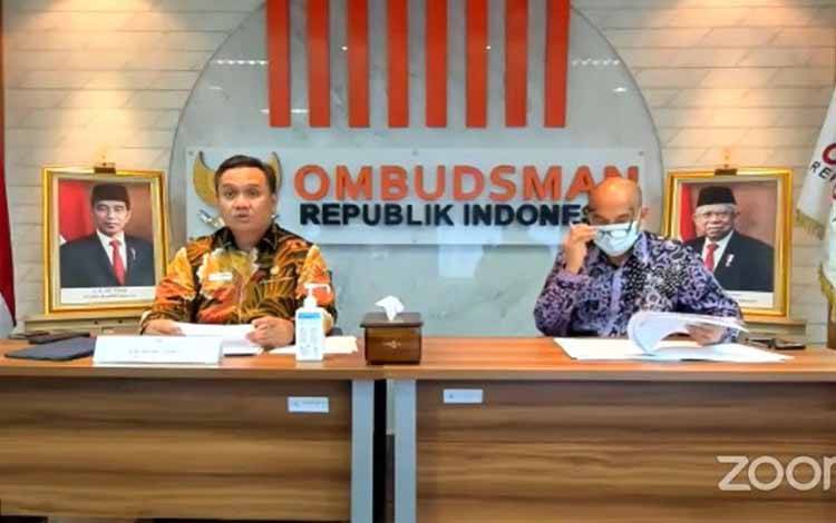 Anggota Ombudsman Republik Indonesia Yeka Hendra Fatika (kiri) dalam konferensi pers daring mengenai polemik impor beras
