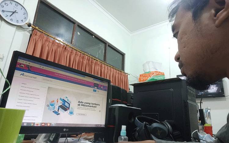 Dokumentasi. Warga mencari produk secara daring di Mbizmarket di Palangka Raya, Kamis (11/3/2021). ANTARA/Rendhik Andika