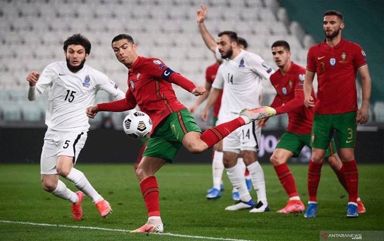 Penyerang Portugal Cristiano Ronaldo akan melepaskan tendangan dalam pertandingan kualifikasi Piala Dunia 2022 melawan Azerbaijan pada 25 Maret 2021.(Photo by Marco BERTORELLO / AFP) (AFP/MARCO BERTORELLO)