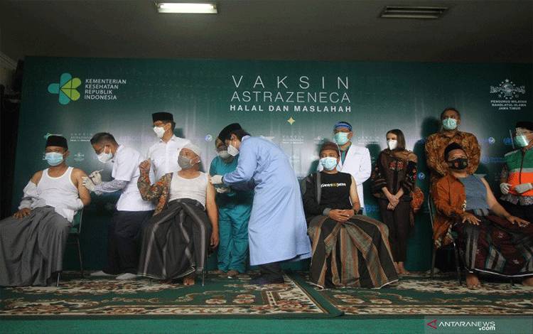 Sejumlah kiai muda Nahdlatul Ulama menjalani proses vaksinasi COVID-19 AstraZeneca di Kantor PWNU Jatim di Surabaya, Jawa Timur, Selasa (23/3/2021). ANTARA FOTO/Moch Asim/foc.