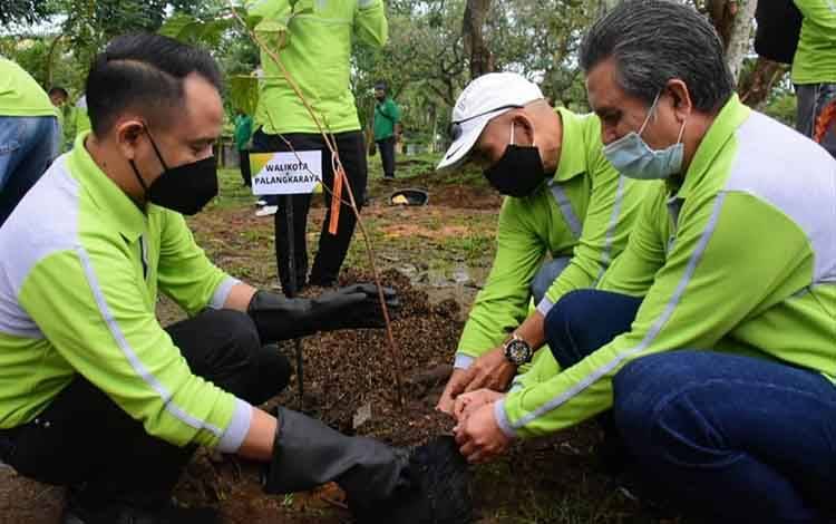 Wali Kota Palangka Raya, Fairid Naparin menanam pohon dalam rangkaian Raker Komwil V Apeksi di Pontianak