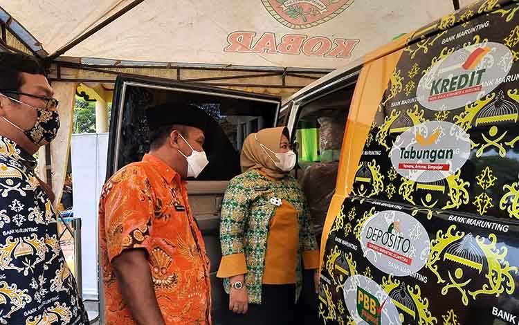 Wakil Ketua II DPRD, Kobar Bambang Suherman dampingi Bupati Kobar melihat Mobil Kas Keliling