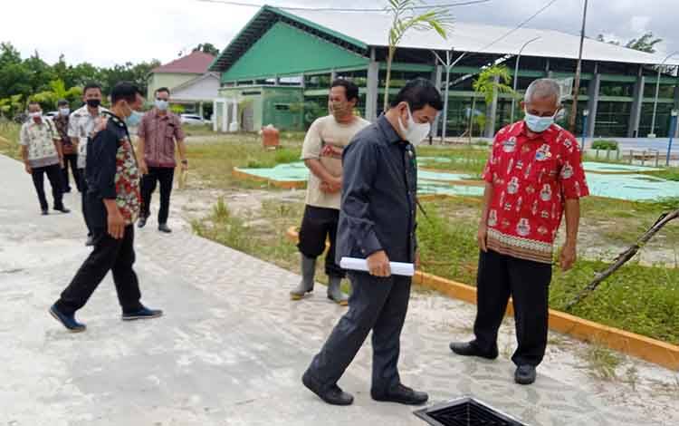 Bupati Barito Timur, Ampera AY Mebas mengecek pembangunan di taman ruang terbuka hijau Komplek Pelajar Tamiang Layang