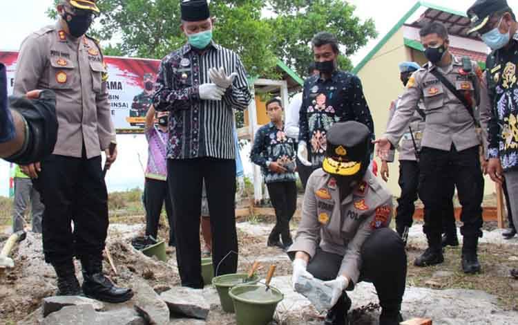 Wakapolda Kalteng Brigjen Ida Oetari Poernamasari meletakan batu pertama pembangunan rumah bhabin di Desa Sungai Cabang Barat