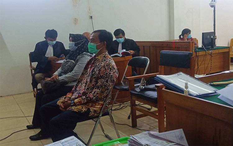 Dua pegawai PDAM Kapuas sebagai saksi saat memberikan keterangan di hadapan Majelis Hakim, Kamis, 25 Maret 2021.