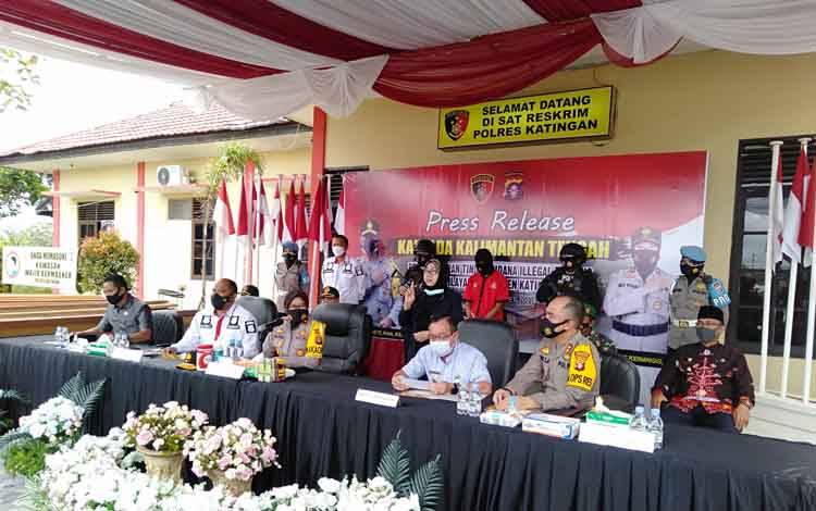 Wakapolda Kalteng, Brigjen Pol Ida Oetari Purnamasasi saat memimpin konferensi pers terkait kasus ilegal logging di Desa Tumbang Pangka, Kabupaten Katingan, Jumat, 26 Maret 2021. 