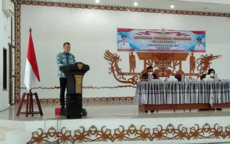 Bupati Gumas, Jaya S Monong membuka musrenbang kabupaten