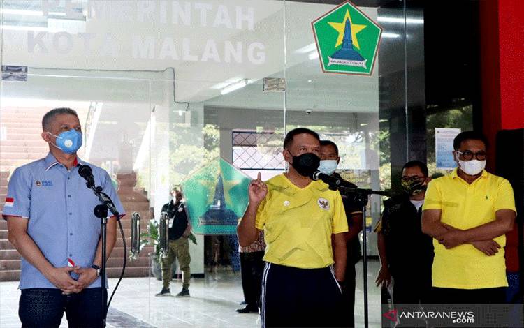 Menteri Pemuda dan Olahraga Zainudin Amali (tengah) pada saat memberikan keterangan pers di Stadion Gajayana, Kota Malang, Jawa Timur, Jumat (26/3/2021). (ANTARA/Vicki Febrianto)