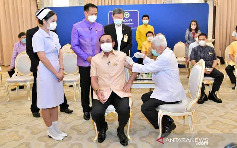 Perdana Menteri Thailand Prayuth Chan-ocha menerima suntikan vaksin penyakit coronavirus AstraZeneca (COVID-19) di Government House di Bangkok, Thailand, 16 Maret 2021. (foto : ANTARA/Rumah Pemerintah Thailand / Handout via REUTERS/pri)