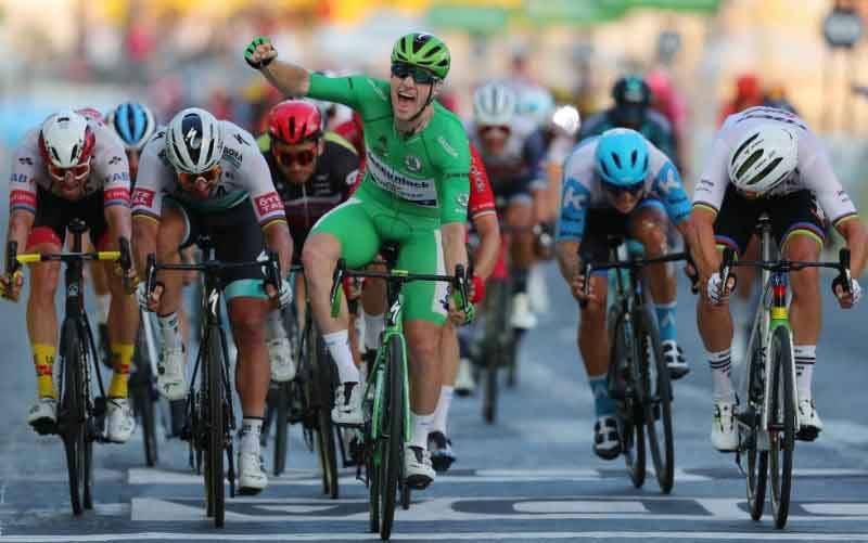 Pebalap sepeda Sam Bennett dari Irlandia (berteriak) saat membalap dengan para pebalap sepeda lainnya dalam etape ke-21 Tour de France 2020 pada 20 September 2020. (foto : AFP/THIBAULT CAMUS)