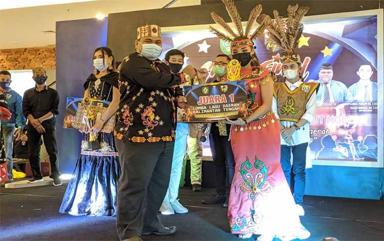Ketua KNPI Kotim, Endra Rosana menyerahkan hadiah kepada pemenang lomba