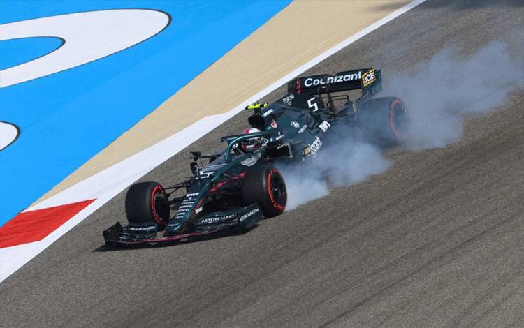 Pebalap tim Aston Martin Sebastian Vettel menjalani sesi latihan kedua Grand Prix Bahrain di Sirkuit Internasional Bahrain, Sakhir. (26/3/2021) (AFP/Giuseppe Cacace)