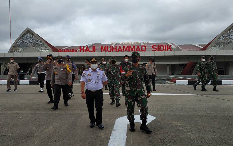 Pangdam XII/Tanjung Pura, Mayor Jendral TNI, Muhammad Nur Rahmad saat tiba di Bandara Haji Muhammad Sidik Muara Teweh, Minggu 28 Maret 2021.