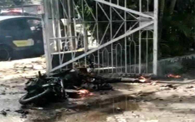 Lokasi ledakan bom bunuh diri di pintu gerbang Gereja Katedral Makassar, Sulsel, Minggu (28/3) pagi (ANTARA/HO/Warga)