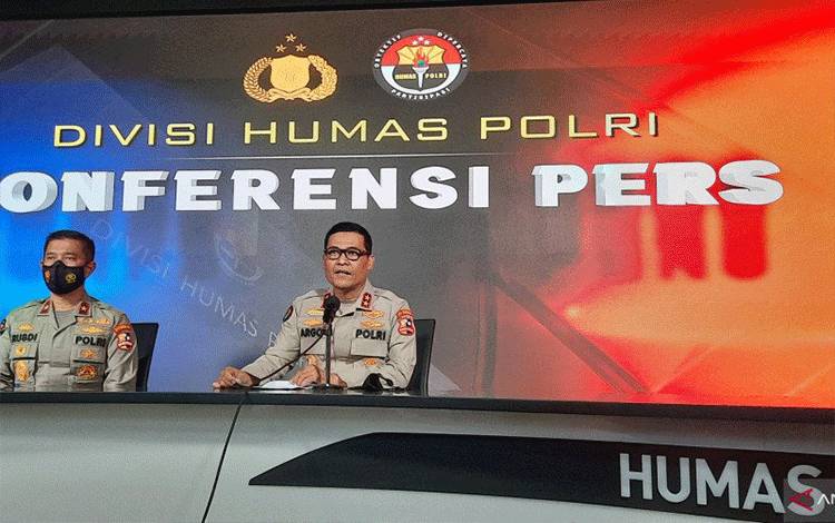 Kadiv Humas Polri Irjen Pol Argo Yuwono didampingi Karopenmas Divisi Humas Polri Brigjen Pol Rusdi Hartono memberikan penjelasan terkait ledakan bom di Makassar, Minggu (28/3/2021) (ANTARA/Laily Rahmawaty)