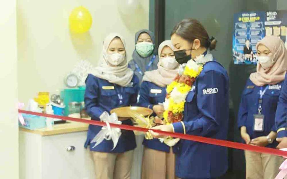 CEO Klinik Bisnis, Monica Putri Rasyid meresmikan kantor Klinik Bisnis di Palangka Raya, Minggu, 28 Maret 2021.