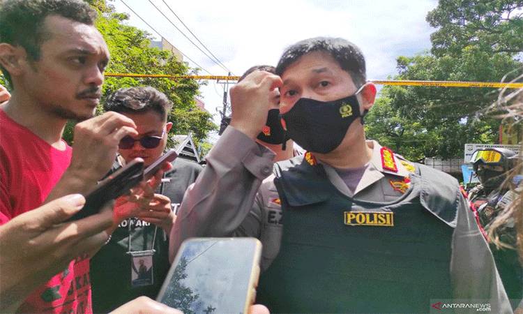 Kepala Bidang Humas Polda Sulsel Kombes E Zulpan memberikan keterangan kepada wartawan di sekitar lokasi ledakan bom Gereja Katedral, Kota Makassar, Sulawesi Selatan, Minggu (28/3/2021). ANTARA/Darwin Fatir.