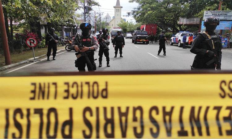 Suasana penjagaan di sekitar lokasi kejadian usai serangan bom bunuh diri di sekitar Gereja Katedral, jalan Kajaolalido, Kelurahan Baru, Kecamatan Ujung Pandang, Kota Makassar,  Provinsi Sulawesi Selatan, Minggu (28/3/2021). ANTARA/Darwin Fatir.
