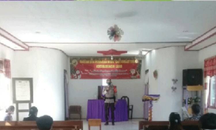 Personel Polsek Kolam Ipda Joko Sarwono saat memberikan arahan kepada jemaat Gereja Riam Durian.